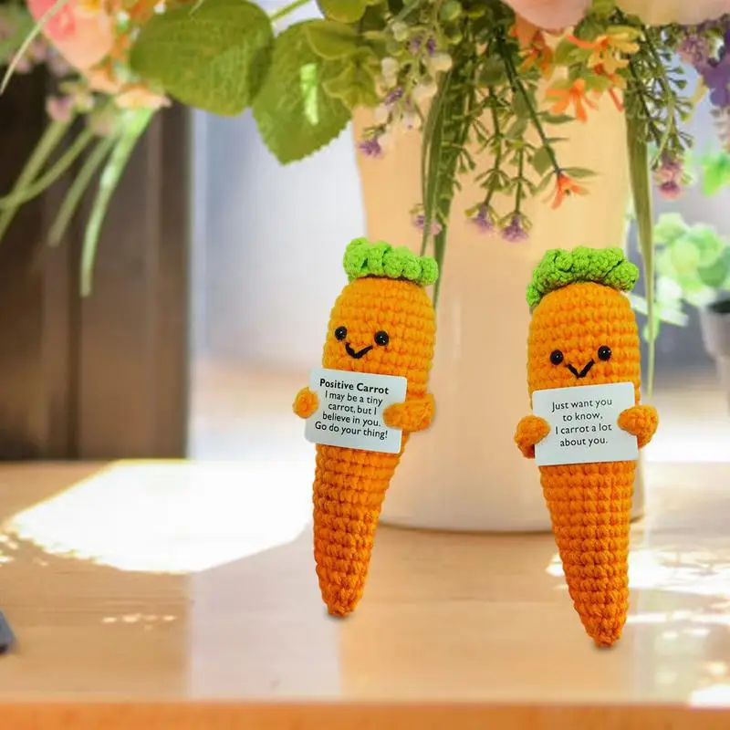 

Новая позитивная вдохновляющая фигурка моркови, миниатюрная кукла ручной работы с вязаной связью, Подарочная морковь с карточкой, креативный подарок для дома