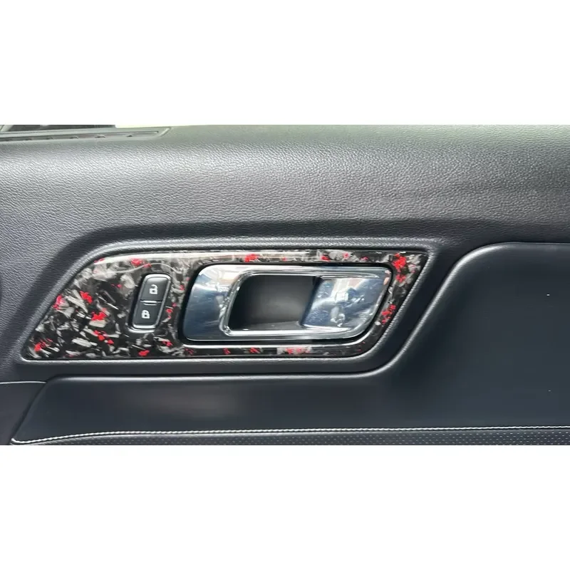 Фото Для Ford Mustang GT 2015-2023 Полный комплект из кованого карбона с красными вкраплениями: панель приборов, центральная консоль, дверные панели, вентиляционные отверстия. №5