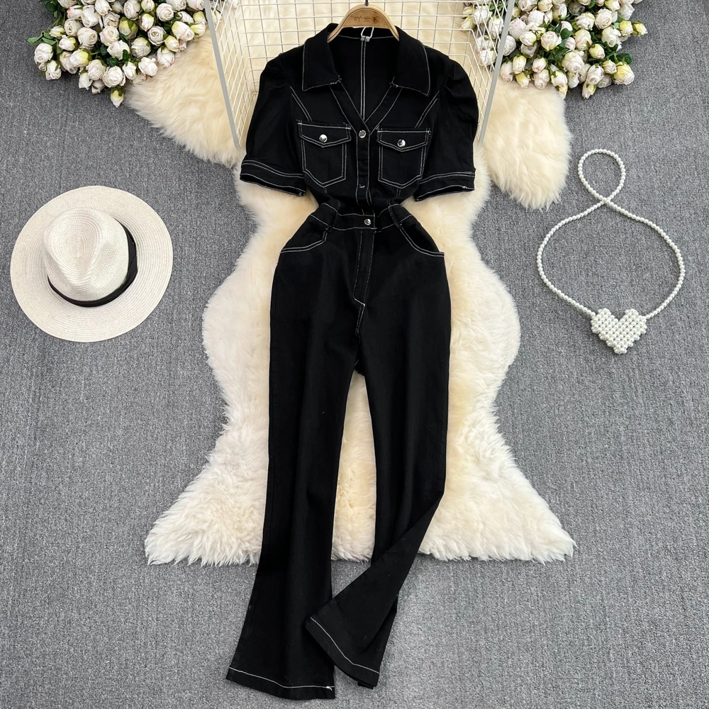 

Женский джинсовый комбинезон с V-образным вырезом