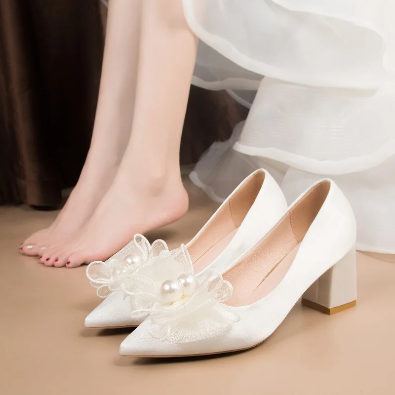 

White Silk Pearls Bride Shoes for Women 2022 Elegant Pointed Toe High Heels Wedding Shoes Woman Square Heel Bowtie Pumps New