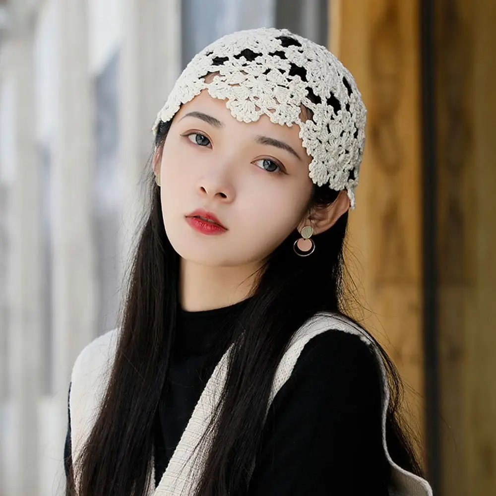 Женская вязаная шапка с цветами и вырезами