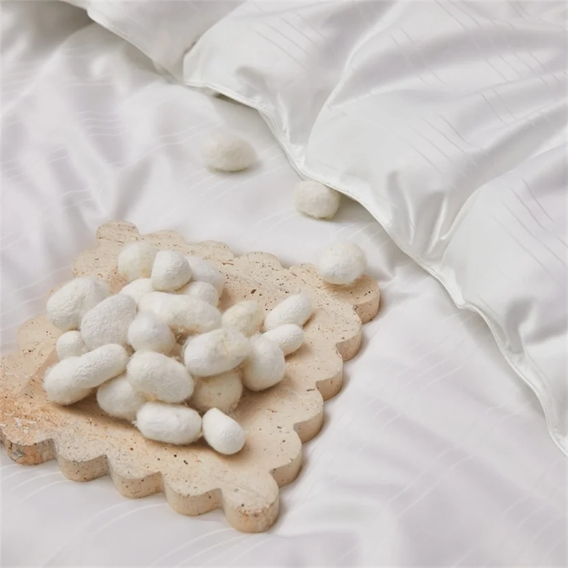 Фото Mulberry Silk Quilt with 100% Silk Filling for All Season Luxurious Breathable Comfort Natural Silk Comforter with Cotton Shell №4