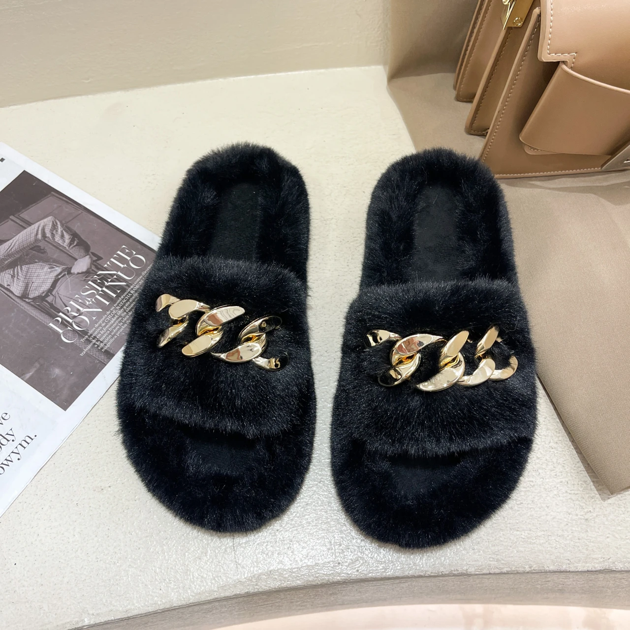 2022 New Fashion Outdoor Slippers Fashionable Furry Shoes Winter Cotton Slipper Women's Plush Warm Winter Indoors Slides Black