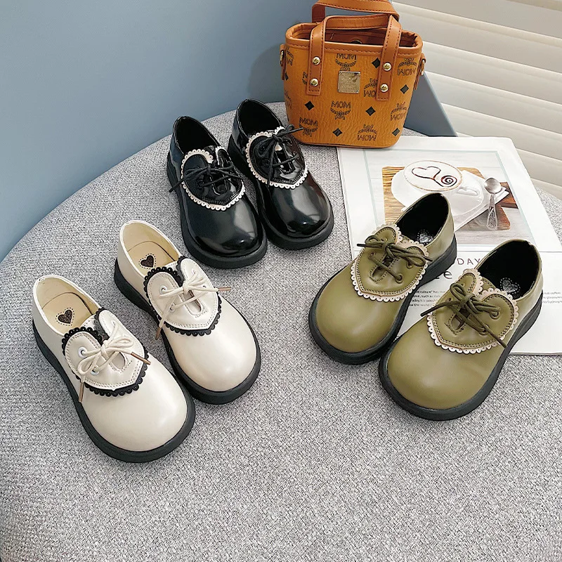

Маленькие кожаные туфли для девочек, новинка весны 2022, детские туфли в британском стиле, большие детские туфли с кружевом в форме сердца для ...