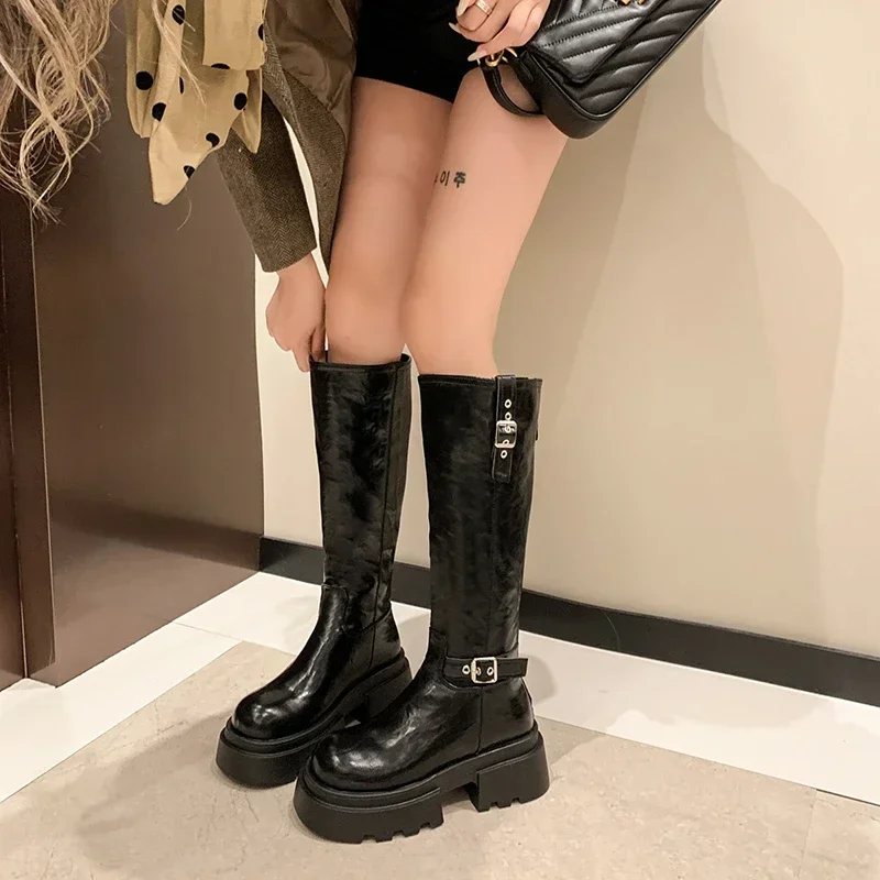 Современные ботинки до колена на квадратном каблуке. Зимняя женская обувь с