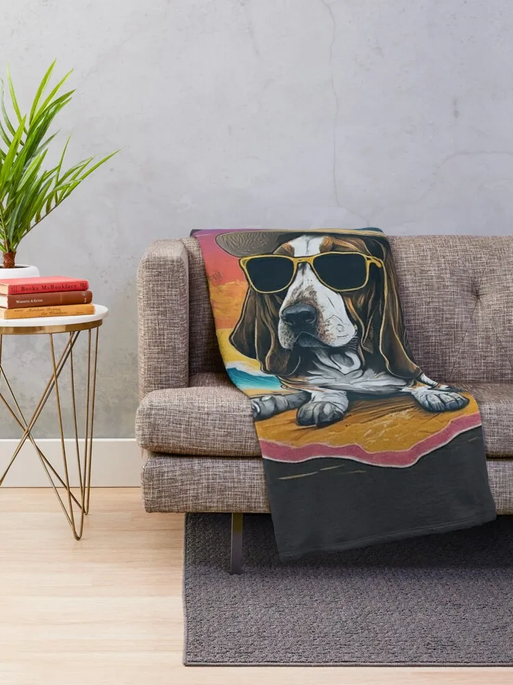 Арафская собака в солнцезащитных очках и шляпе сидящих на пляже декоративные