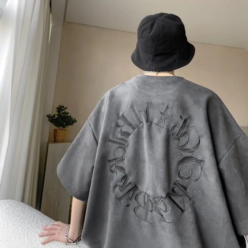 Мужская замшевая футболка с коротким рукавом свободного покроя вышивкой