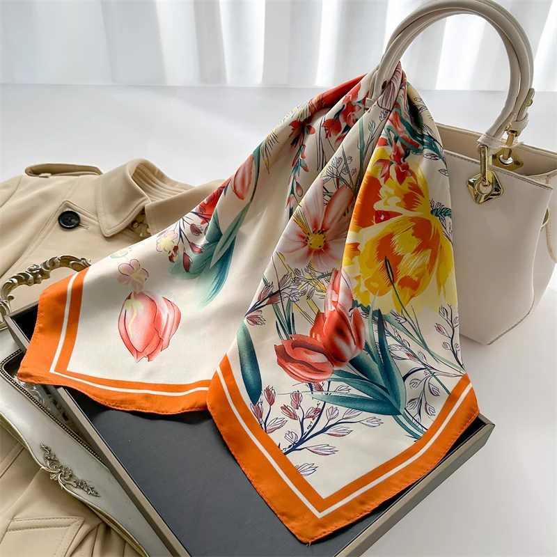 Шелковый квадратный шарф с принтом