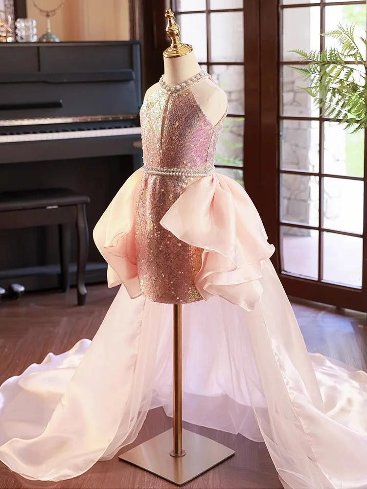 Женское вечернее платье со шлейфом элегантное с блестками и жемчужинами 2024