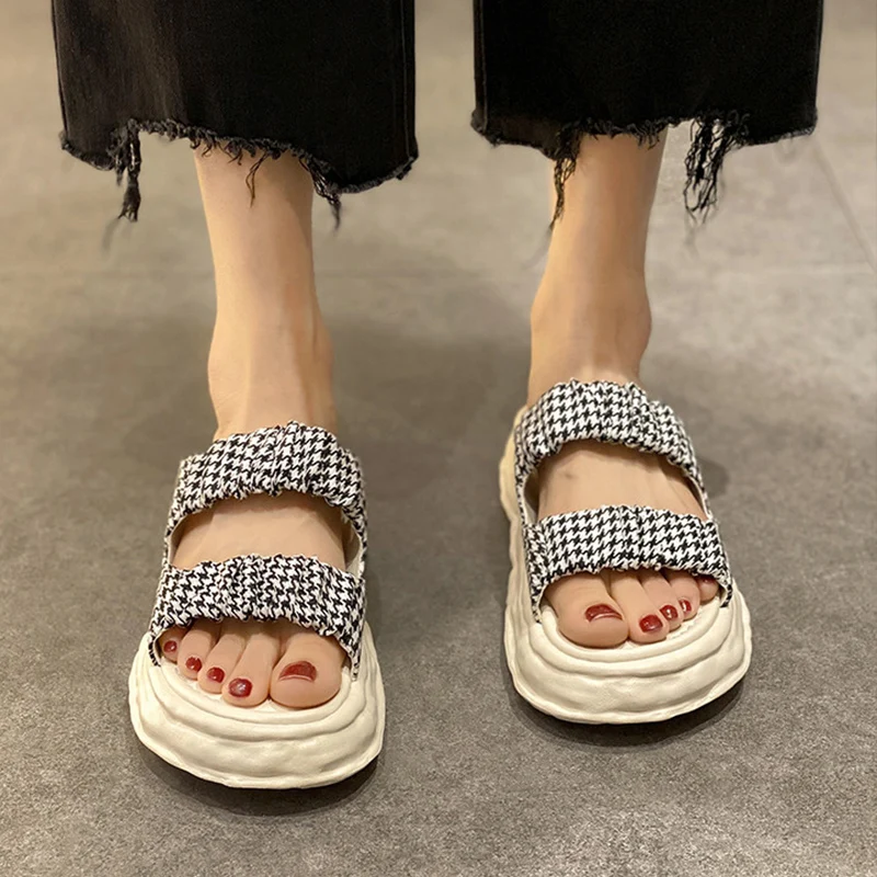 

Сланцы женские на резиновой подошве, дизайнерские Мягкие Шлепанцы в римском стиле, повседневная обувь для отдыха, средний каблук, с открыты...