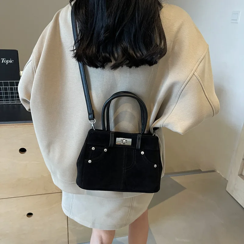 Усовершенствованная матовая маленькая женская сумка 2024 новая популярная через