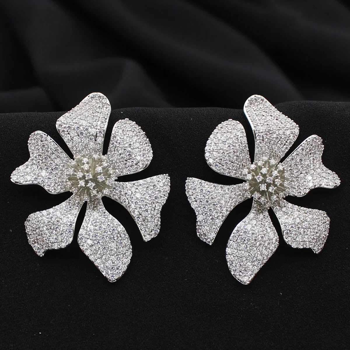 Женские серьги-гвоздики в виде цветка