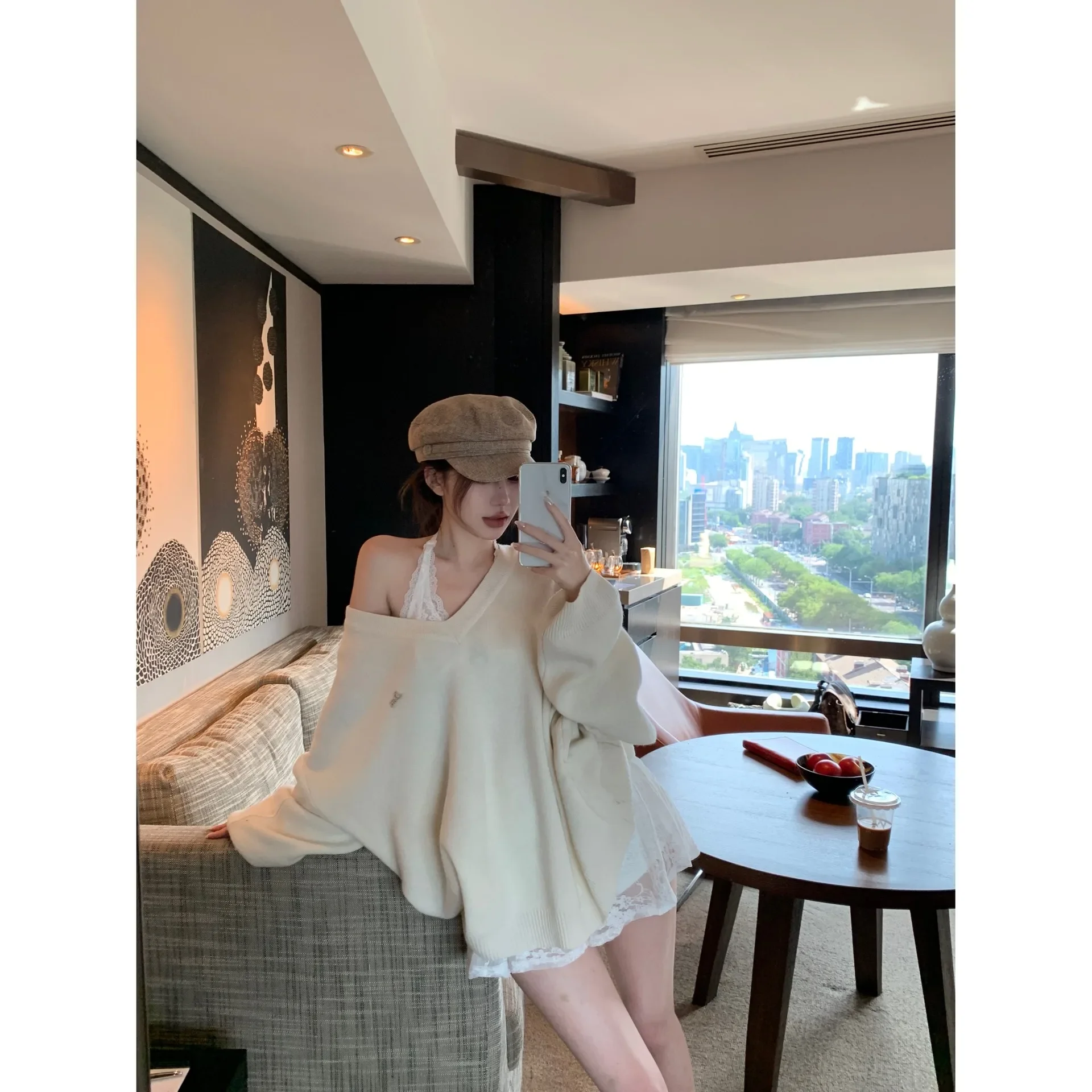 Милое пикантное женское кружевное платье с бретелькой на шее ранняя осень