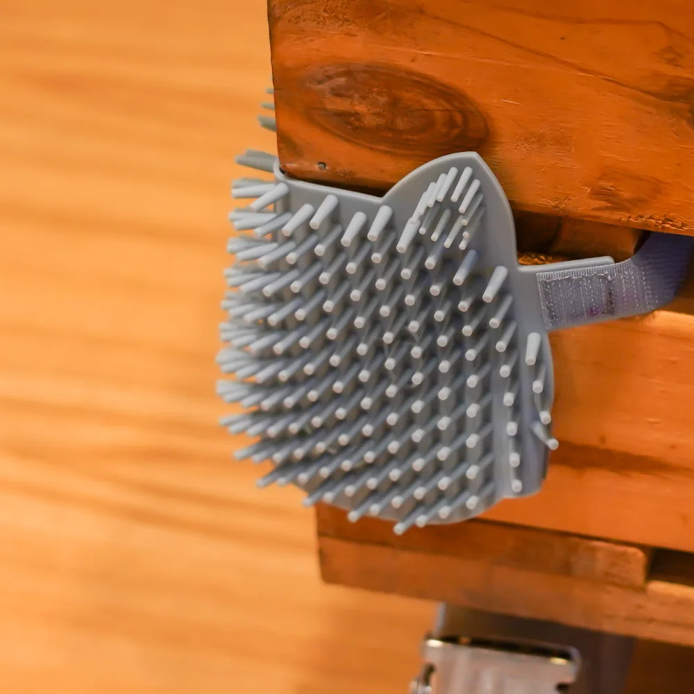 

Cat Comb Brush Scraper Hair Grooming and Care Supplies for Cat Itch Massager Pet Hair Remover Brush Dog Accessories Animal Tools
