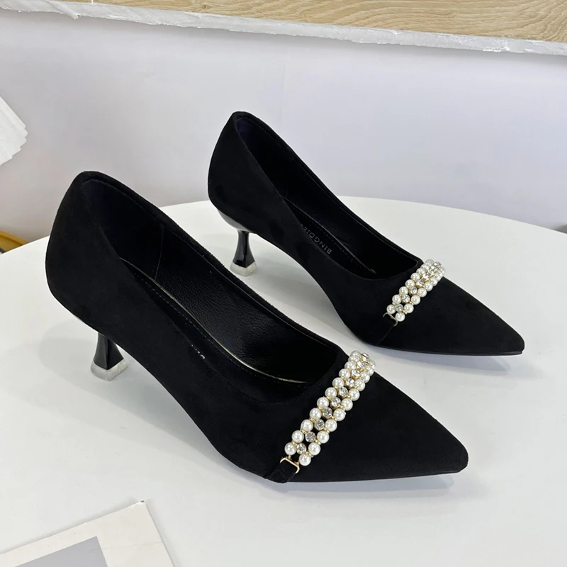 

Женские замшевые туфли на среднем каблуке, с жемчугом и острым носком