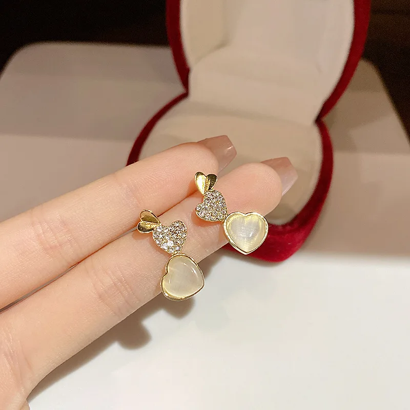 

Opal Love Hearts Stud Earrings for Women Sweet Crystal Acrylic Threee Heart Connected New Fashion Earrings Accessories Wholesale