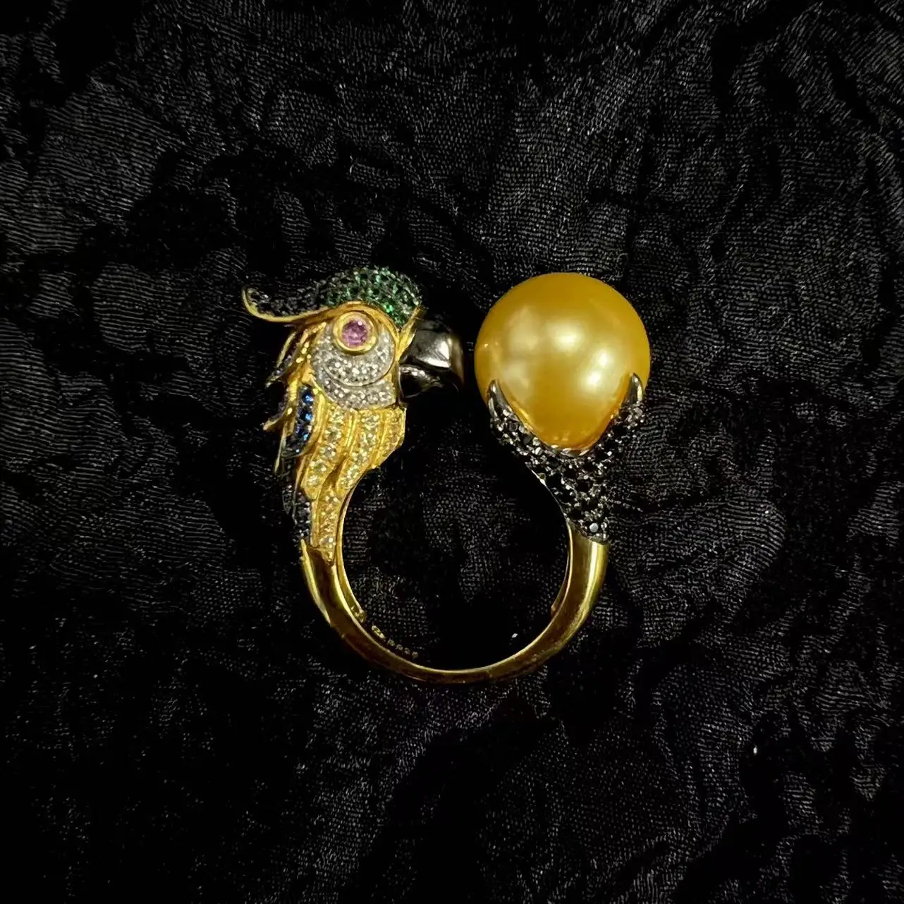 Серебряное кольцо с цирконием и жемчугом в виде попугая S925