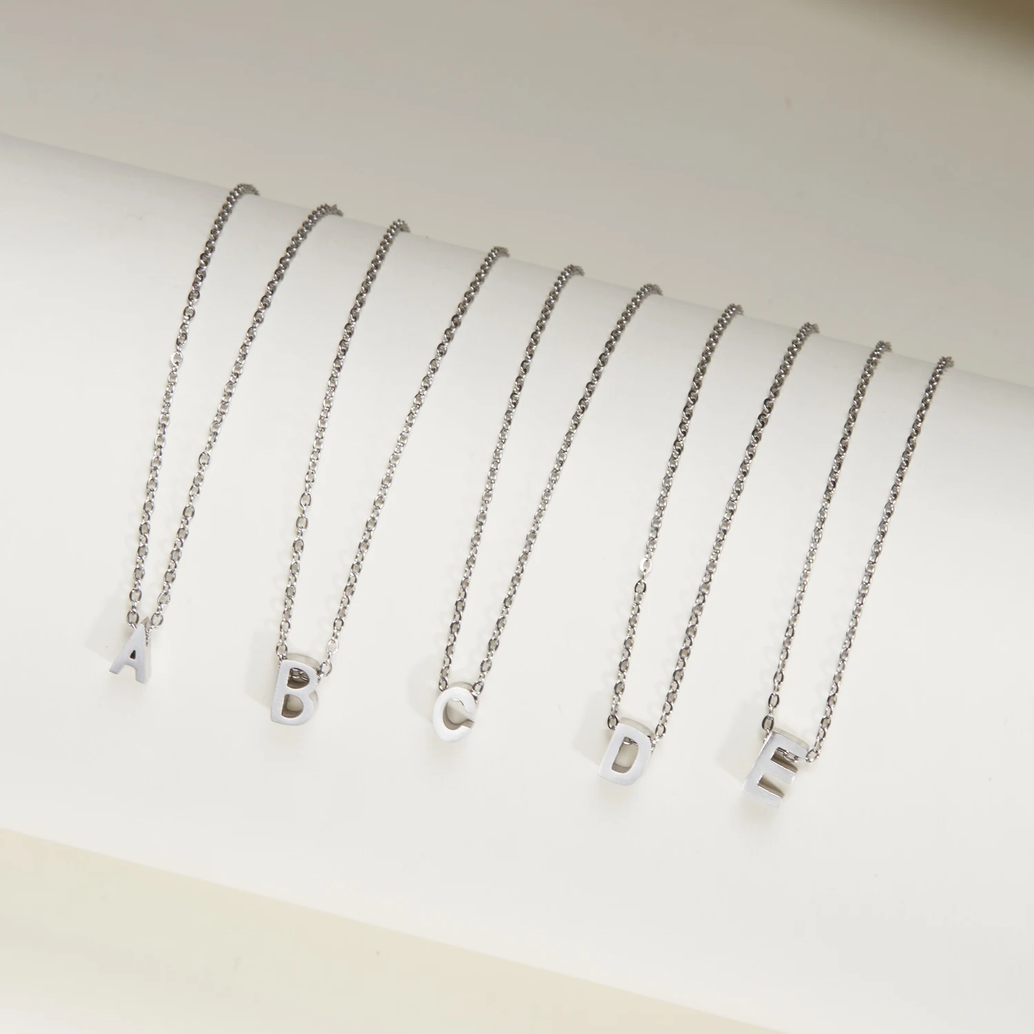 Модное регулируемое ожерелье с подвеской 26 букв для женщин и девушек чокер одним