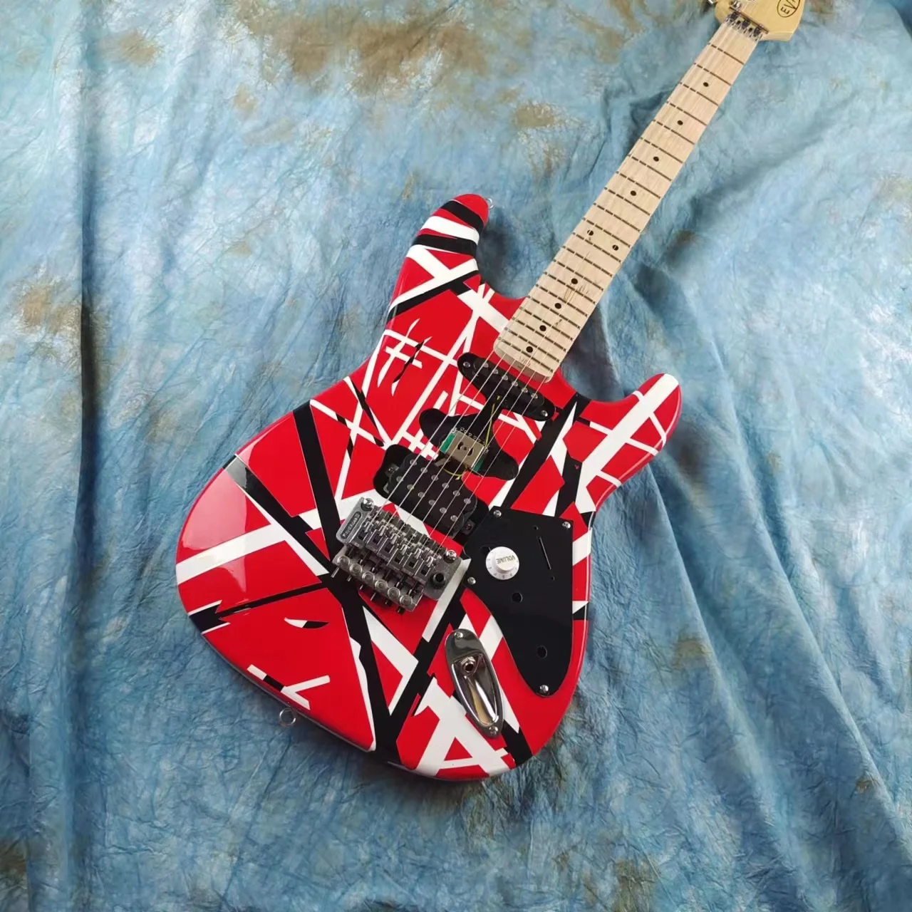 

5150 electric guitar, alder body and maple neck, good sound quality, red and white striped body, bright light, fast package