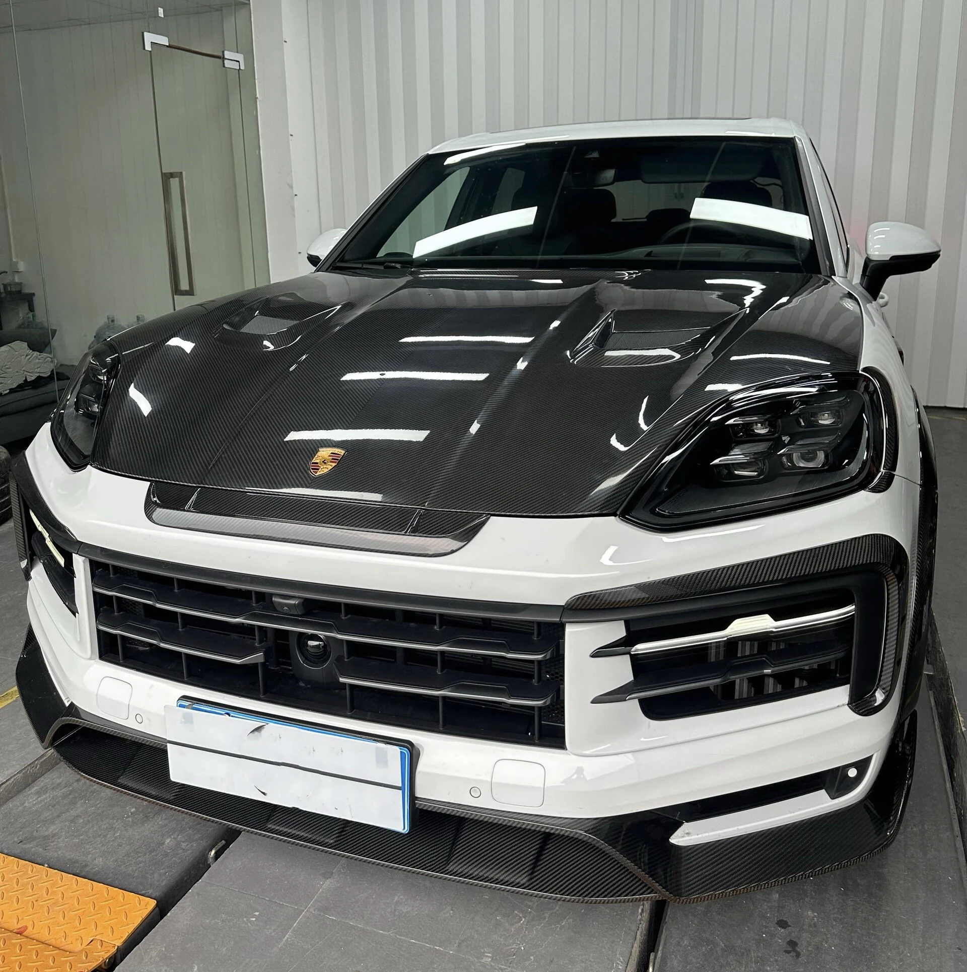 Подходит для 24 нового Porsche Cayenne модифицированного MSY сухого углерода небольшого