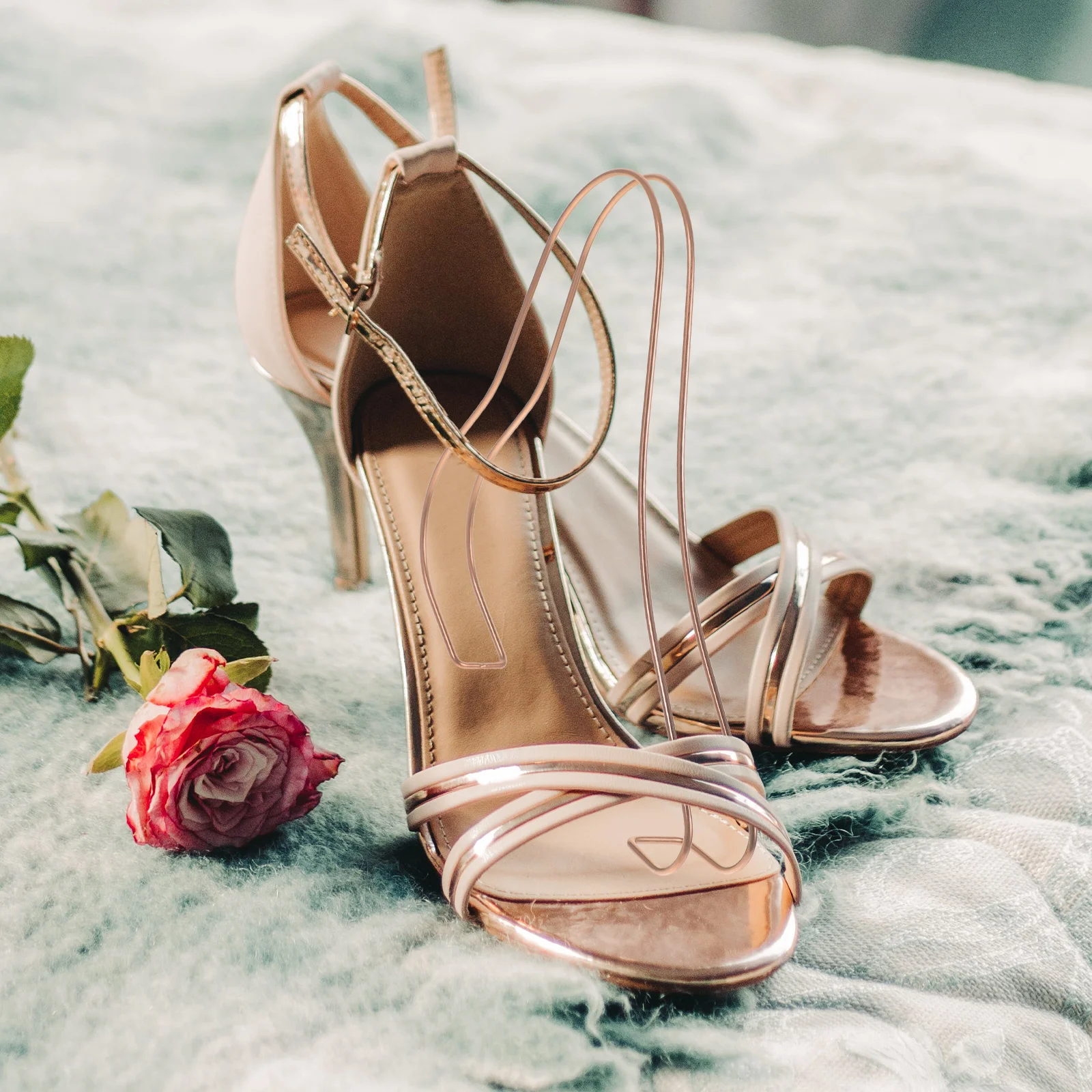 Носилки для обуви женщин. Женские сандалии. Полки демонстрации. Тип магазина.