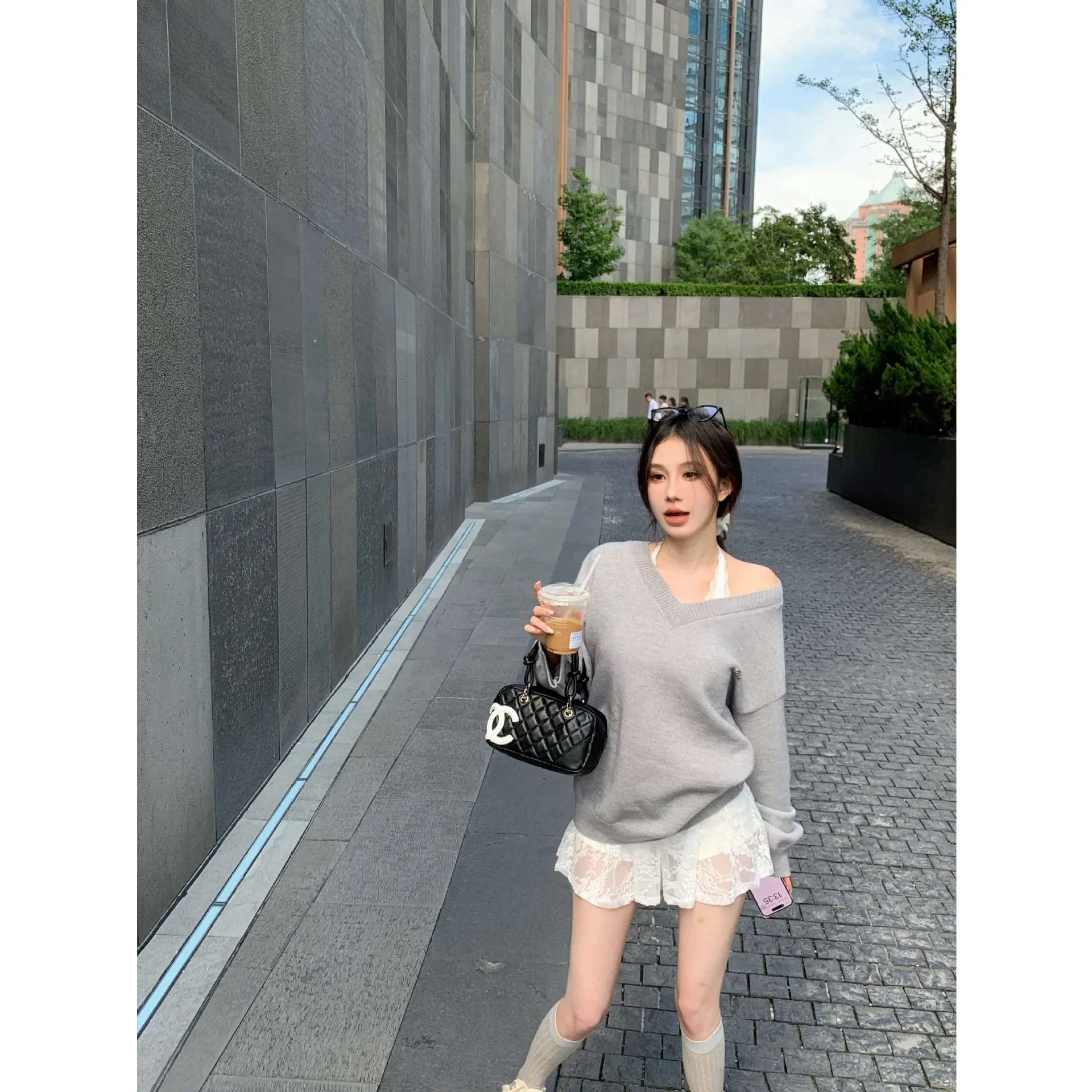 Милое пикантное женское кружевное платье с бретелькой на шее ранняя осень