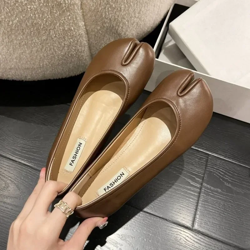 Женские тапочки Tabi из полиуретана