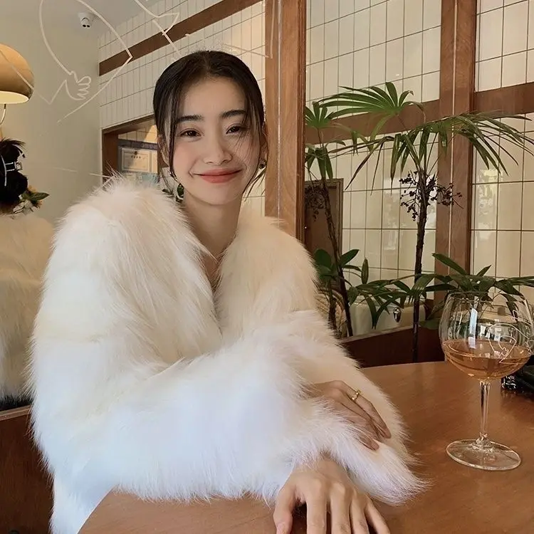 Рисунок 5 - Женское короткое пальто из лисьего меха