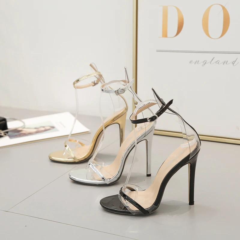 Новый стиль многие звезды любят интерпретировать крутые сандалии на высоком