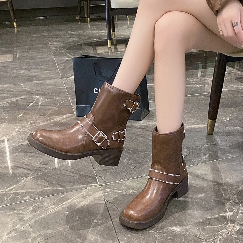 Зимние женские байкерские ботинки модные элегантные на платформе с пряжкой