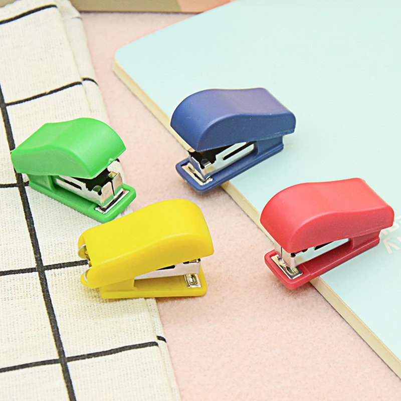 

Mini Stapler Set Portable Small Gift Stapler Children Students Cute Stationery Gift Contains A Box Of Staples (Random Colors)