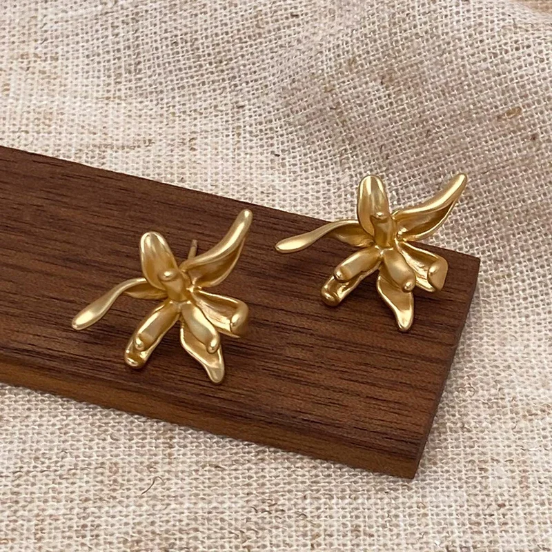 Женские винтажные серьги-гвоздики из серебра 925 пробы с матовым цветком