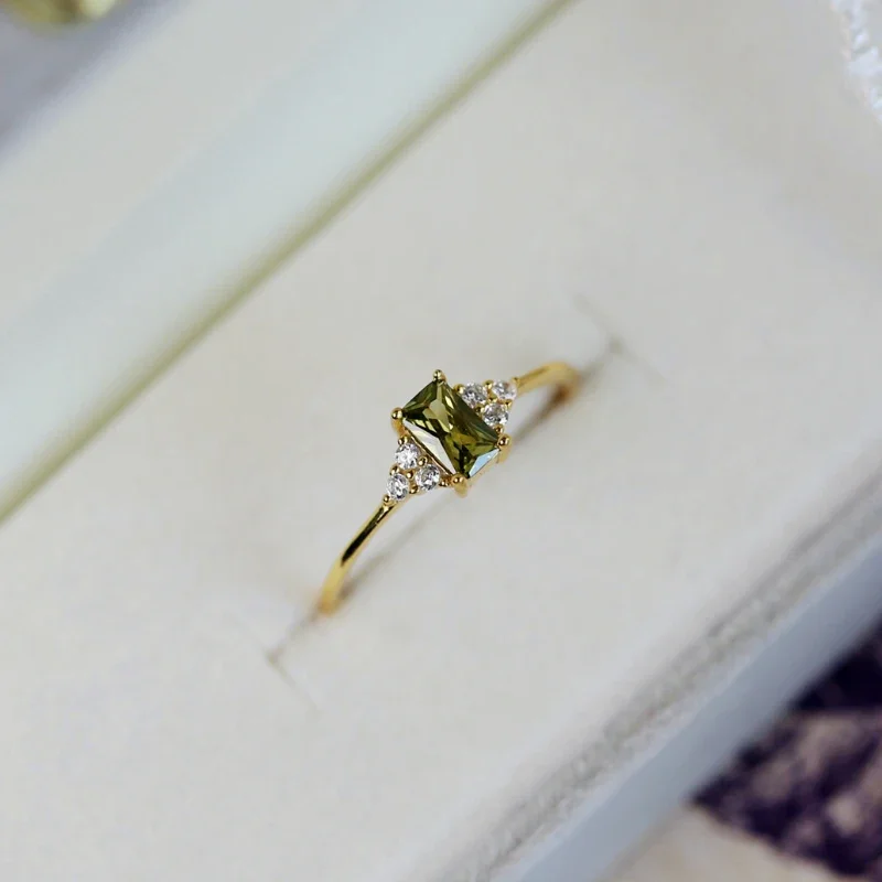 Новинка небольшое свежее сияющее зеленое квадратное кольцо с блестящими