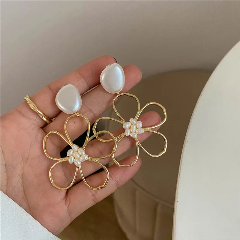 

2023 New Fashion Retro Earrings Simple Hollow Flowers Pearl Celebrity Atmospheric Earrings Female Earrings