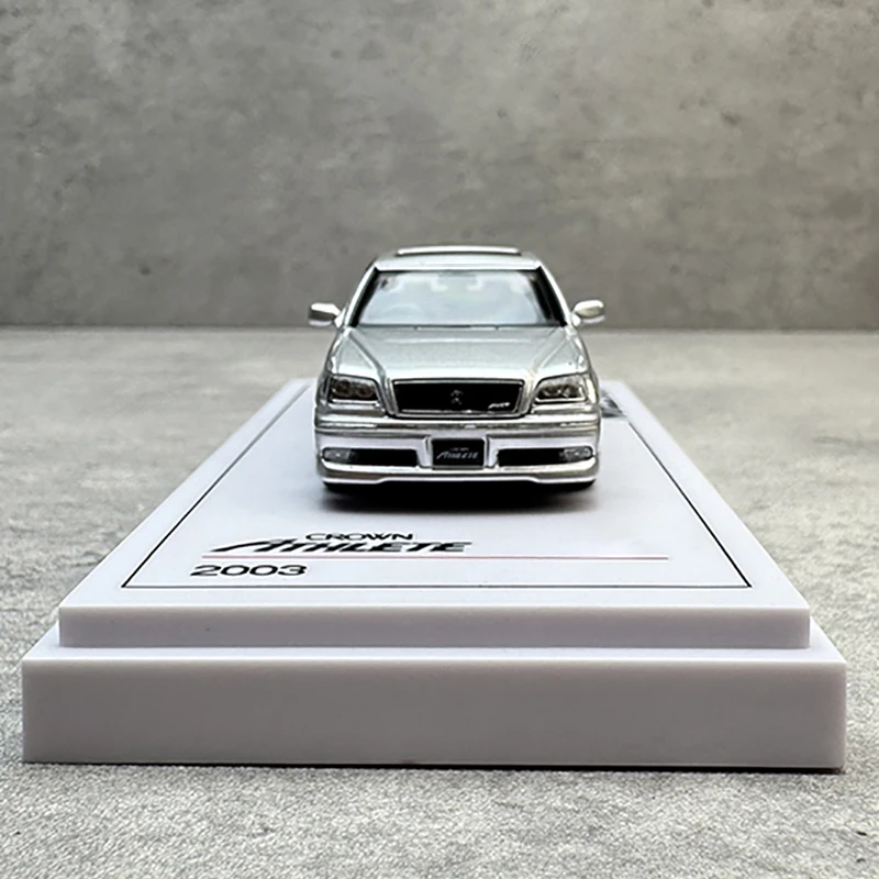Фото Коллекционная модель автомобиля WHELART 1:64 для Crown 11-го поколения Athlete из сплава. №4