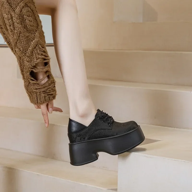 Туфли на танкетке из джинсовой ткани с принтом 11 см массивные кроссовки