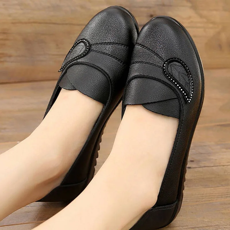 2022 Autumn Soft Soled Casual Mum Flat Shoes Women Leather Shoes Women Slip On Loafers Lazy Shoes Rhinestone Red Female Shoes