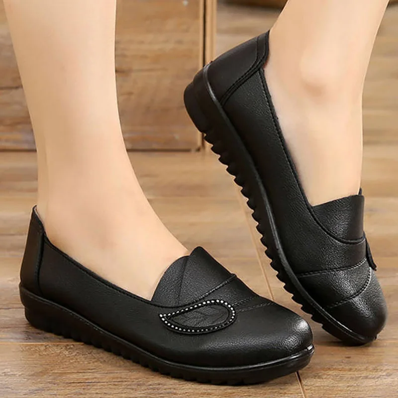 2022 Autumn Soft Soled Casual Mum Flat Shoes Women Leather Shoes Women Slip On Loafers Lazy Shoes Rhinestone Red Female Shoes