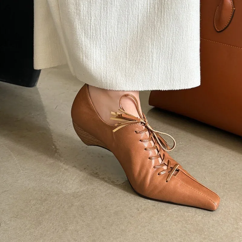 Мягкие кожаные туфли-лодочки в стиле ретро на странном каблуке с квадратным