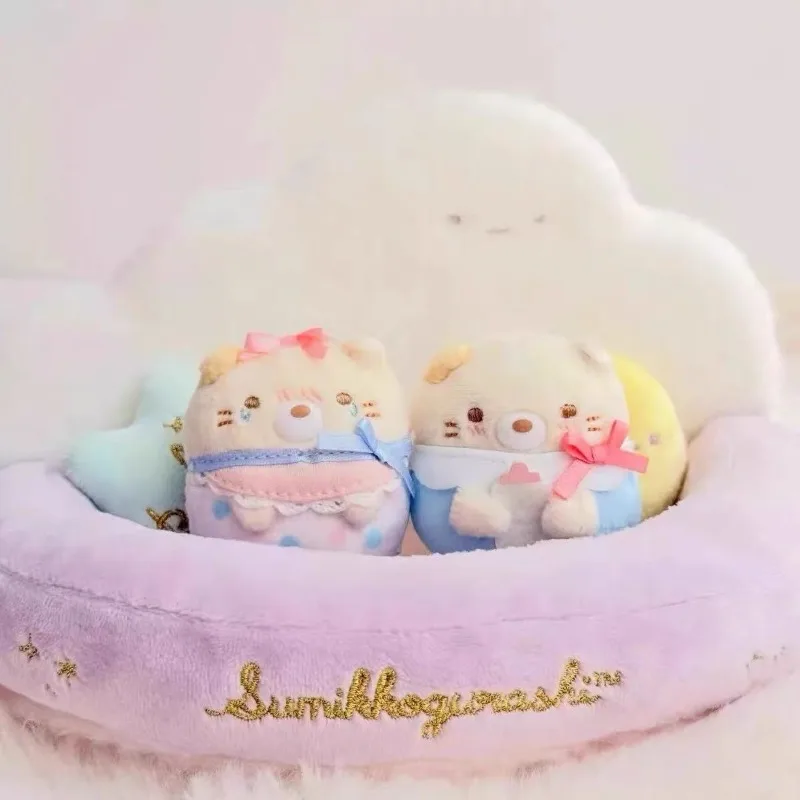 Фото Плюшевая игрушка Sumikko Gurashi из серии «Пустышки»: котёнок Неко с милым кружевным нагрудником и бантом. Мягкая игрушка-украшение SumikkoGurashi. №4