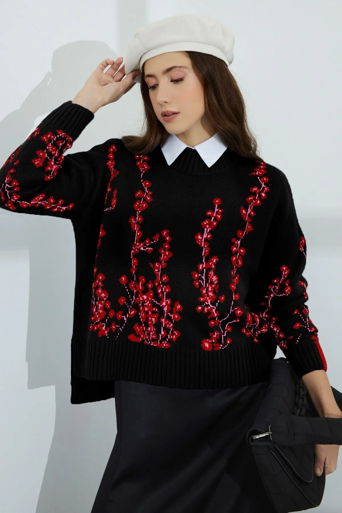 

Женский черный вязаный свитер с цветочным принтом и прозрачным вырезом Swk4198sp