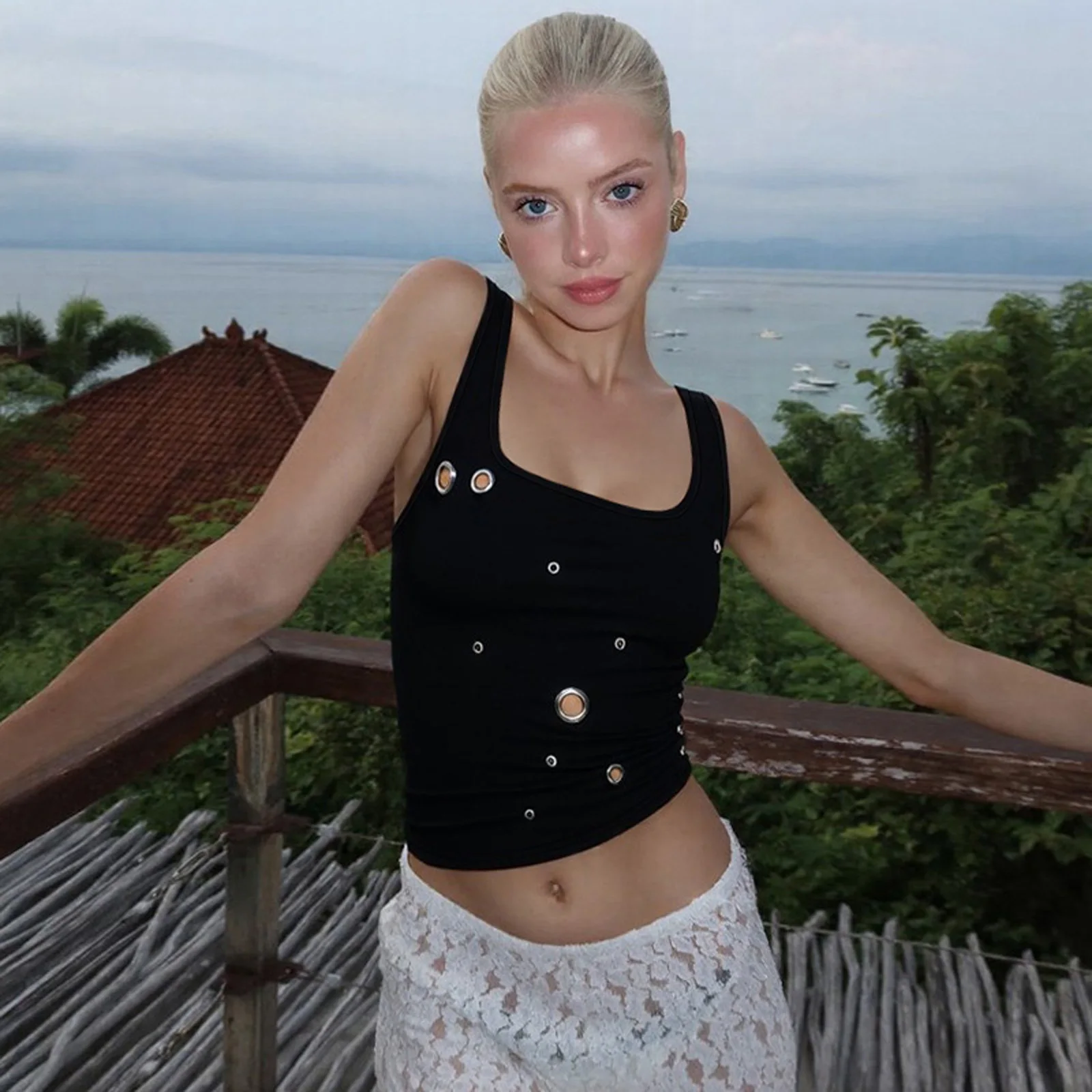 Фото Черный укороченный топ без рукавов GlamGaze Black Eyelet Y2K для женщин, облегающий, в стиле уличной моды 2000-х годов, повседневный, для вечеринок и ночных выходов. №5
