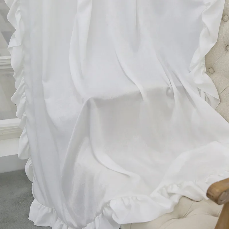 

Белая просвечивающаяся штора из полиэстера