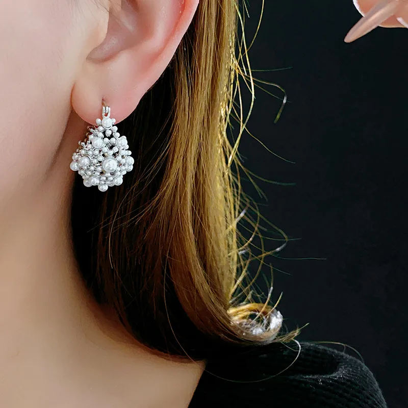 Ассиметричные металлические жемчужные серьги в европейском и американском