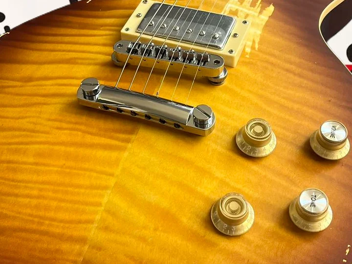 Электрическая гитара изготовленная из фабричного клена и персикового дерева