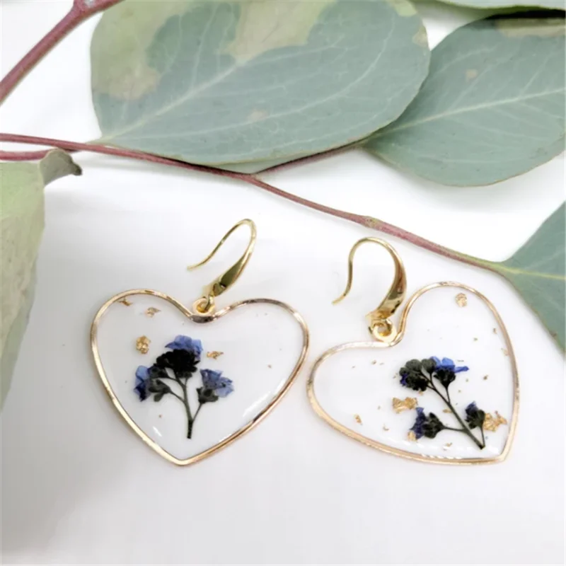 

Resin Heart Earrings with Flowers of Forget Me Not Floral , Preserved Flower Drop Earrings Best Friend 2022 Graduation Gift CJT5