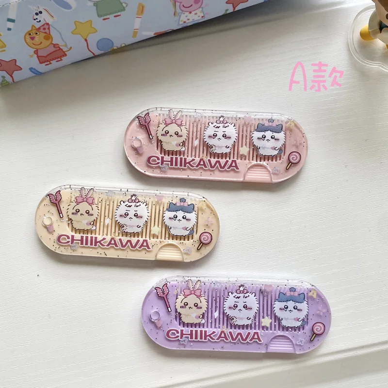 Фото Новая складная маленькая расческа Chiikawa с героями мультфильмов, портативная карманная расческа для макияжа USAGI  tekstoálприятная абсолютная домашняя расческа Hachiware, мини-милая расческа с челкой, подарок №4