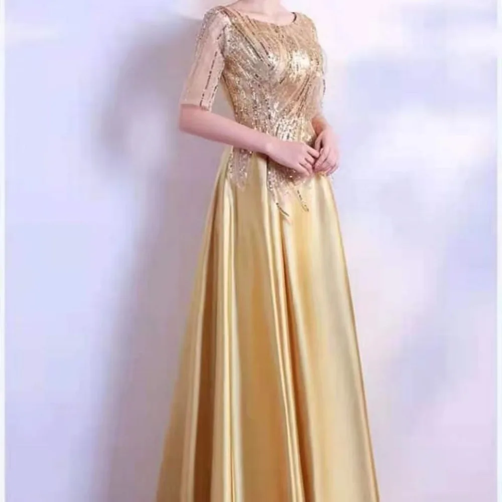 Красно-желтое атласное платье с рукавом до локтя