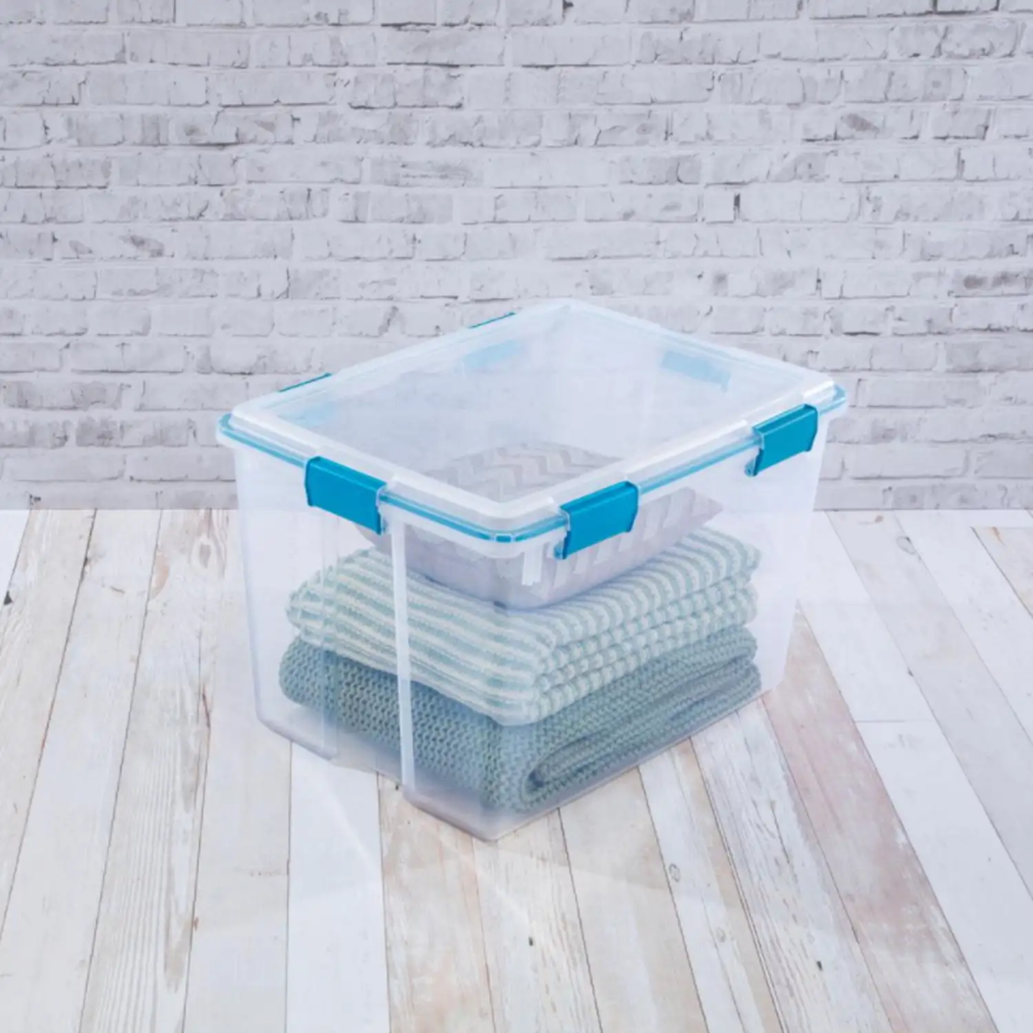 

Ящик для хранения с прокладкой объемом 80 кварт с крышкой и защелками, прозрачный/светло-голубой для взрослых