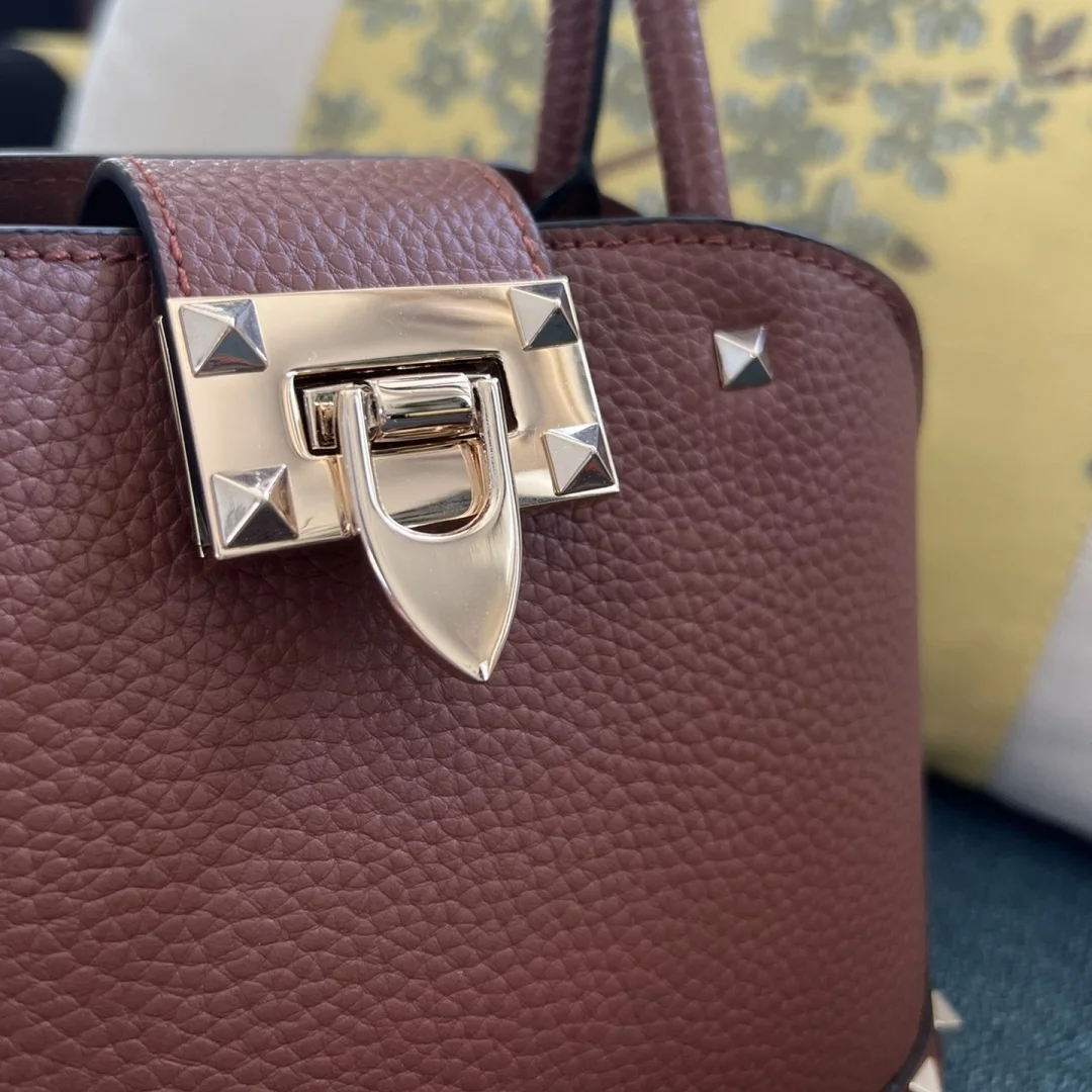 Женская кожаная большая сумка-трансформер — ремешок с заклепками ручка